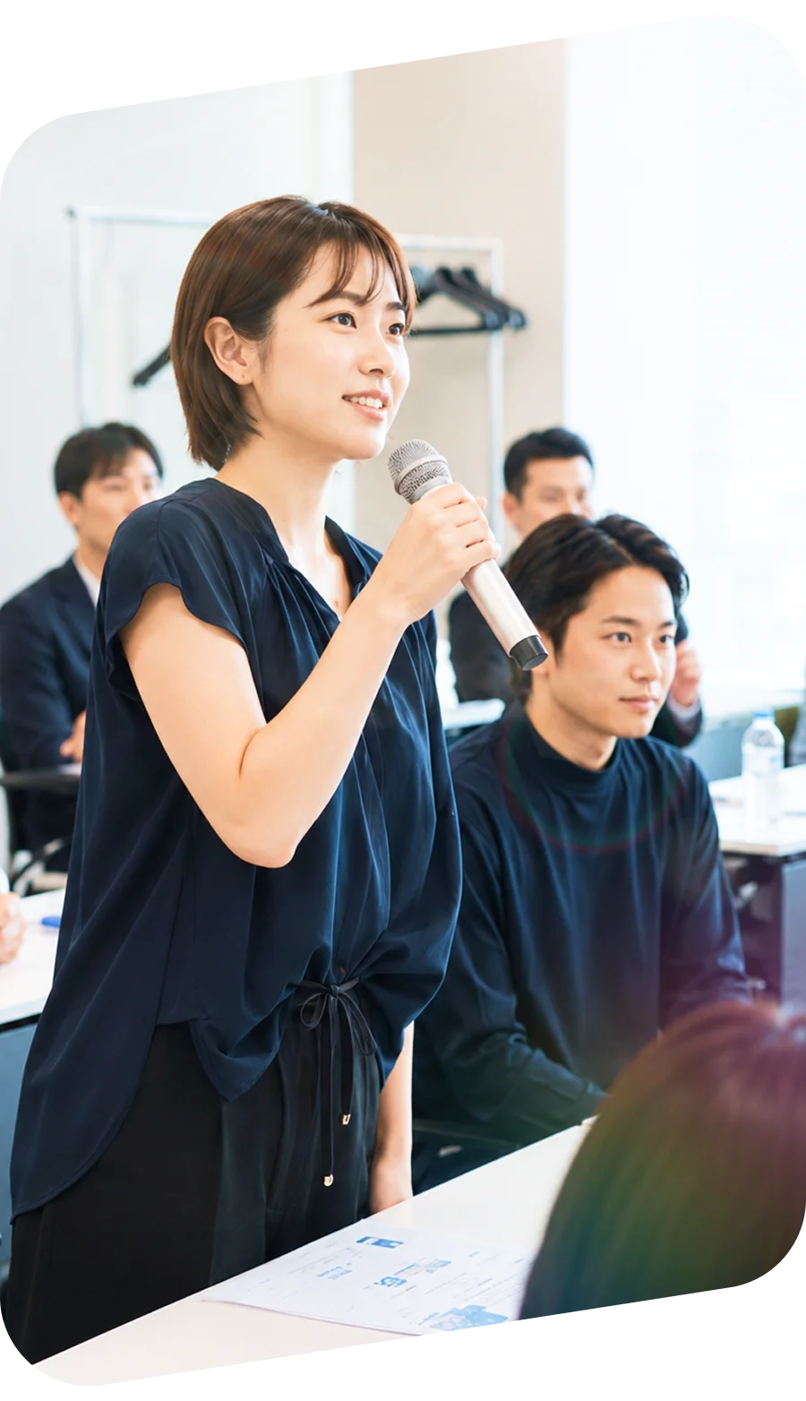 会場でマイクを持って発言する参加者