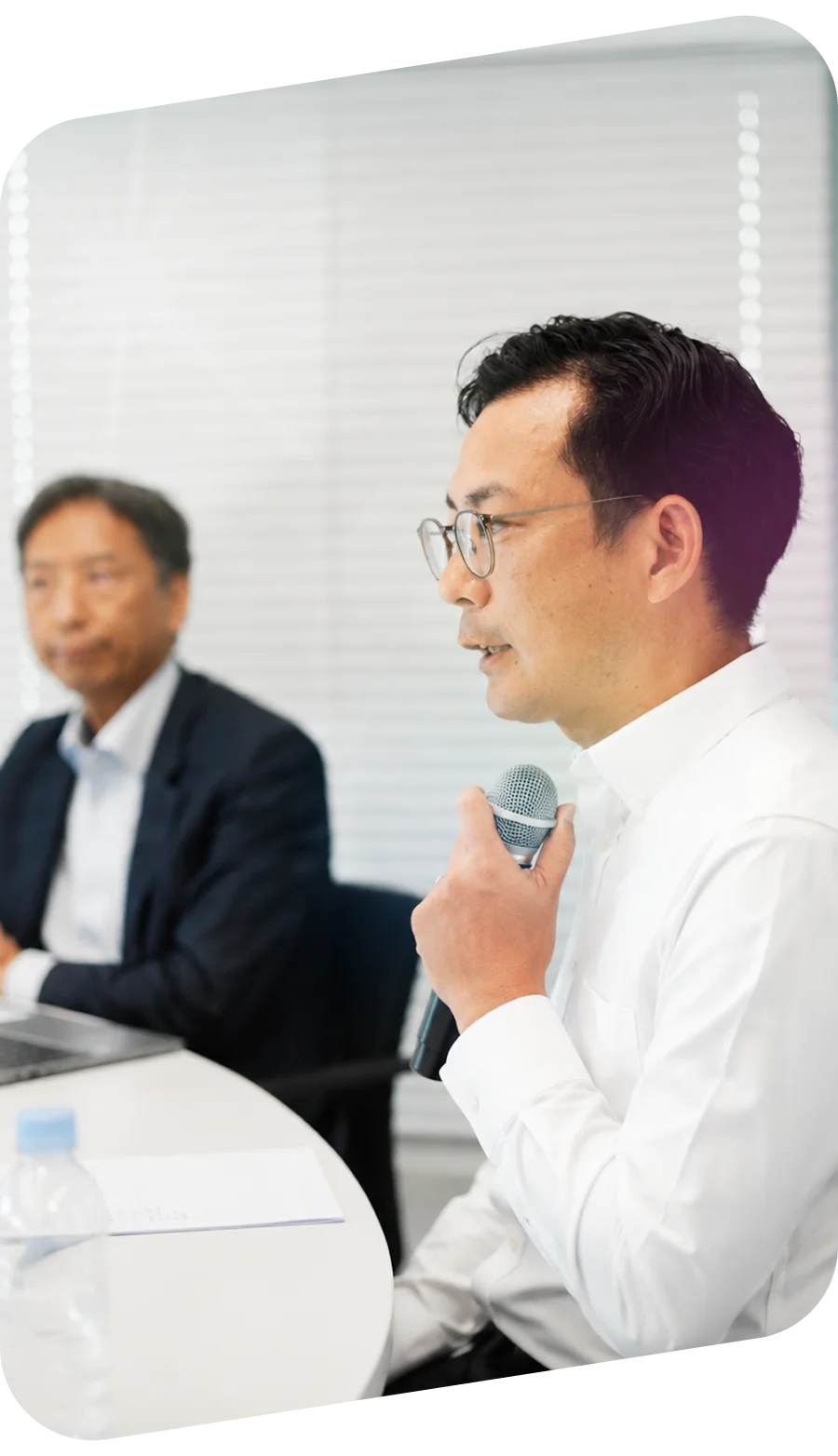 経営者同士の対話で発言する参加者