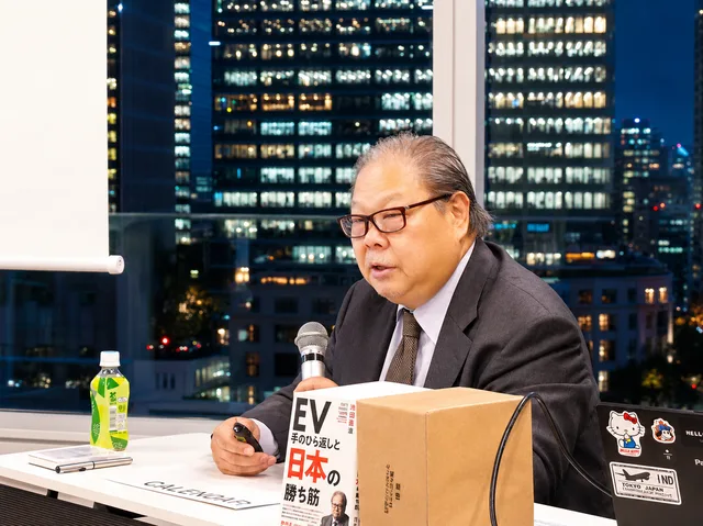 書籍を手に解説するMTLCの登壇者