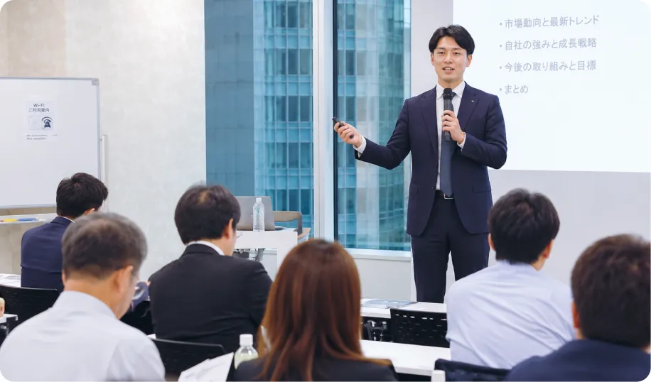 参加者に向けて講演するM&A思考サロンの登壇者