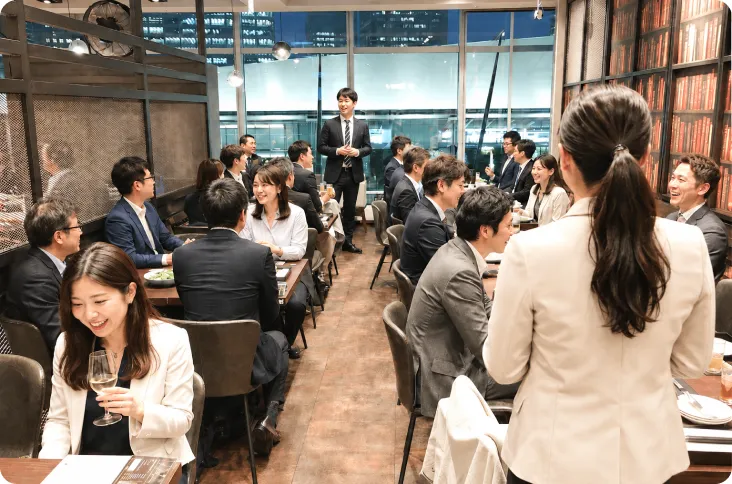 交流会でテーブルを囲み会話する参加者
