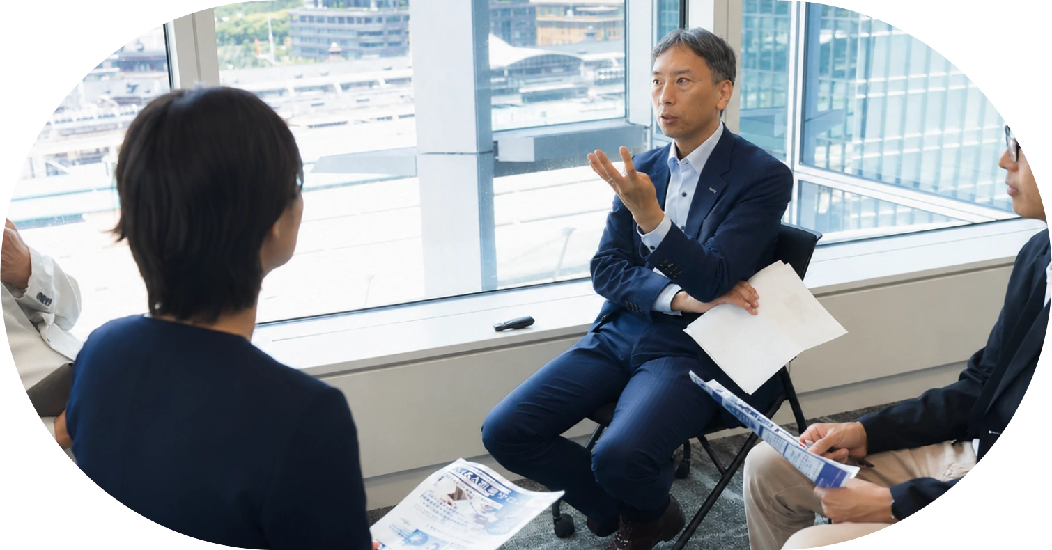 資料を囲んで対話するM&A思考サロンの参加者