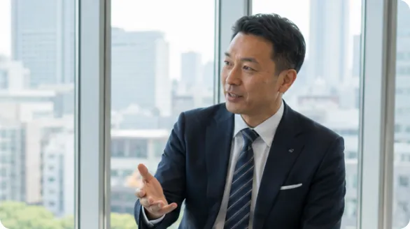 窓辺で話すスーツ姿の男性